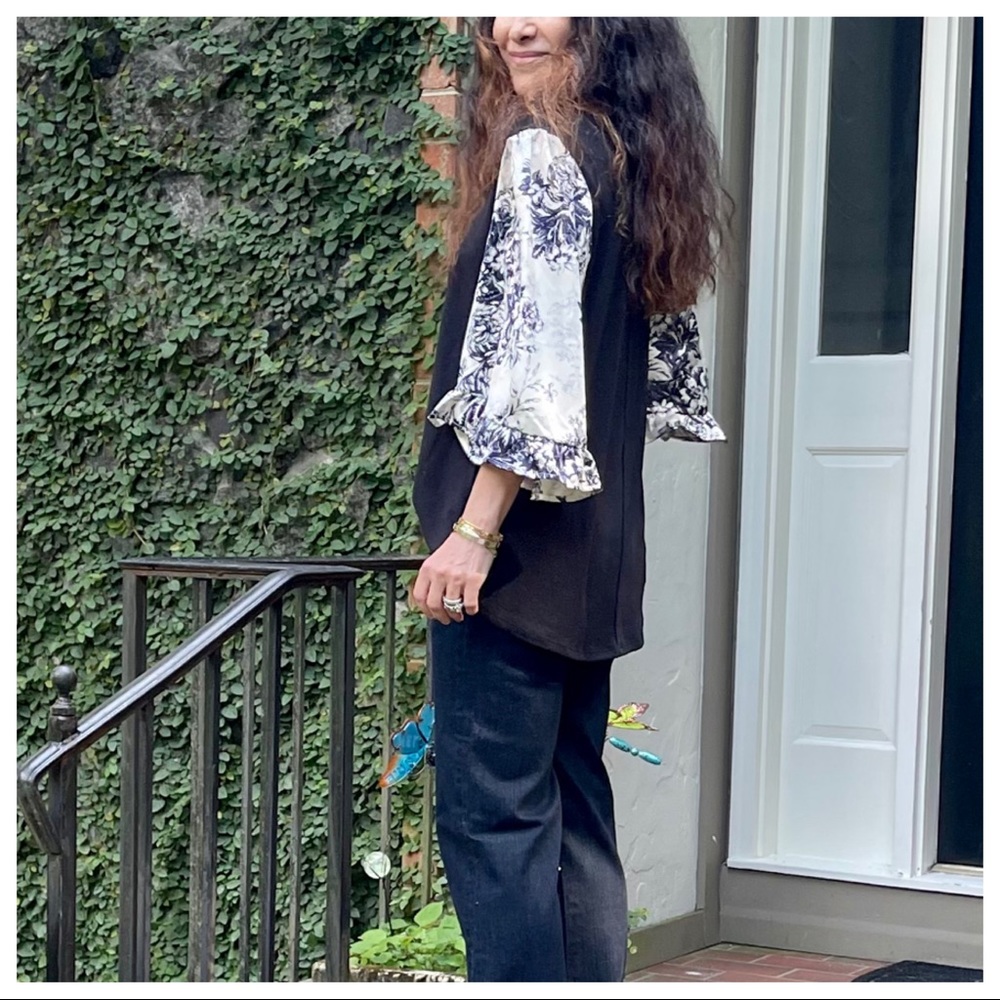 Fabulous color contrast tunic with floral sleeves - Picture 5 of 7